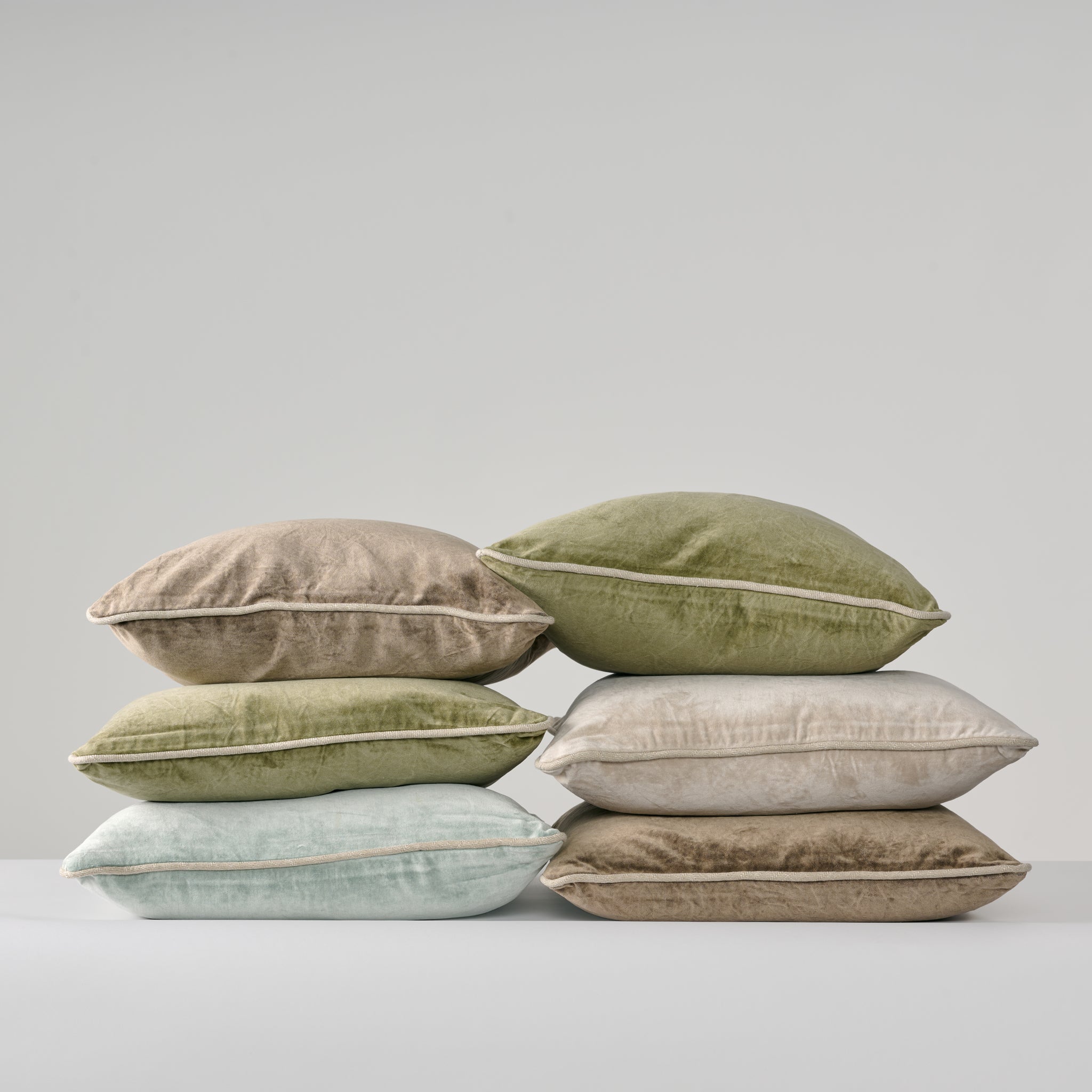 Heirloom Velvet Pillow in Silver (18x18)