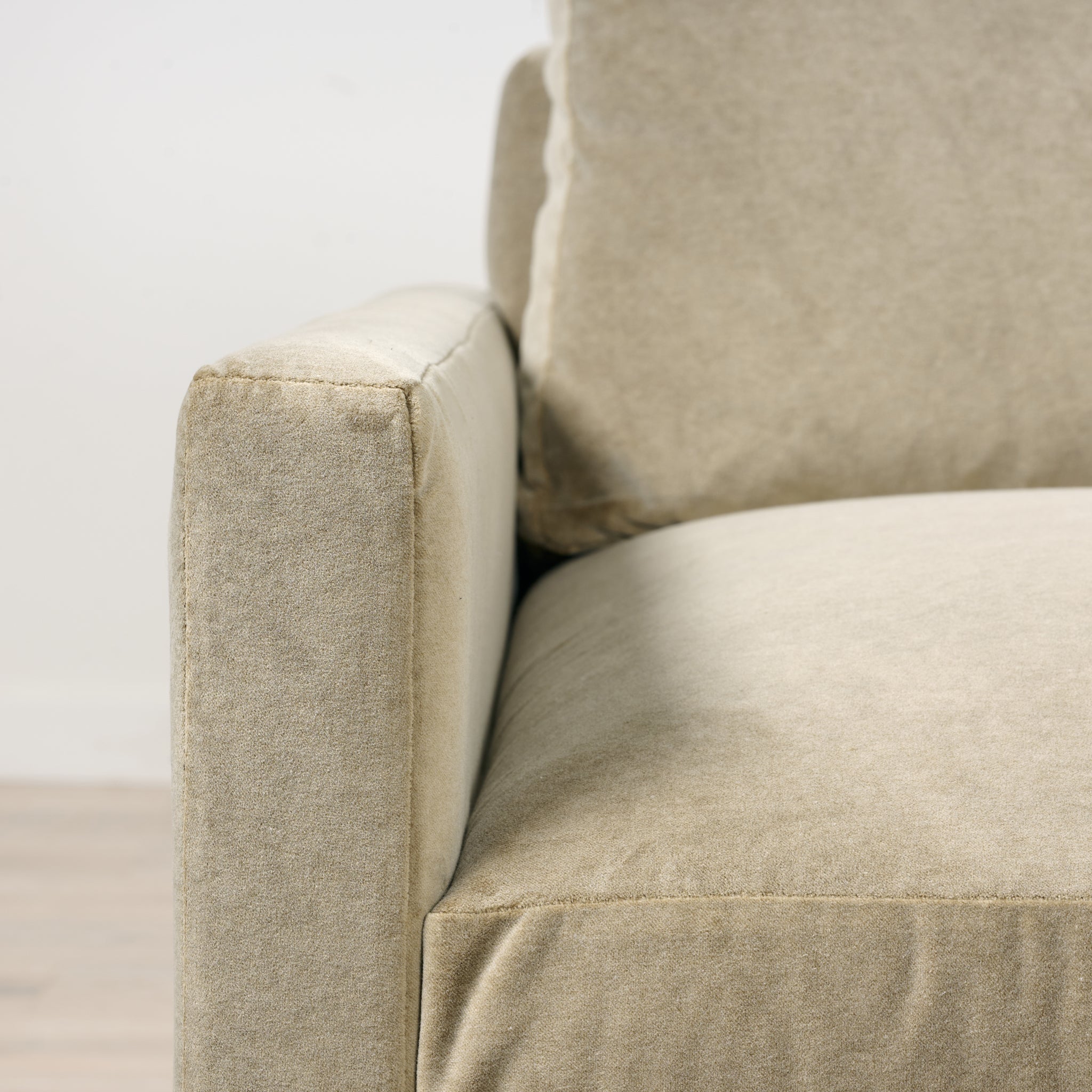 Big Easy Sofa with Thin Arms in Elephant Gray (95)